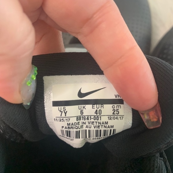 LIKE NEW- Nike Team Hustle Lows 7Y/8.5 Women’s - Picture 5 of 5